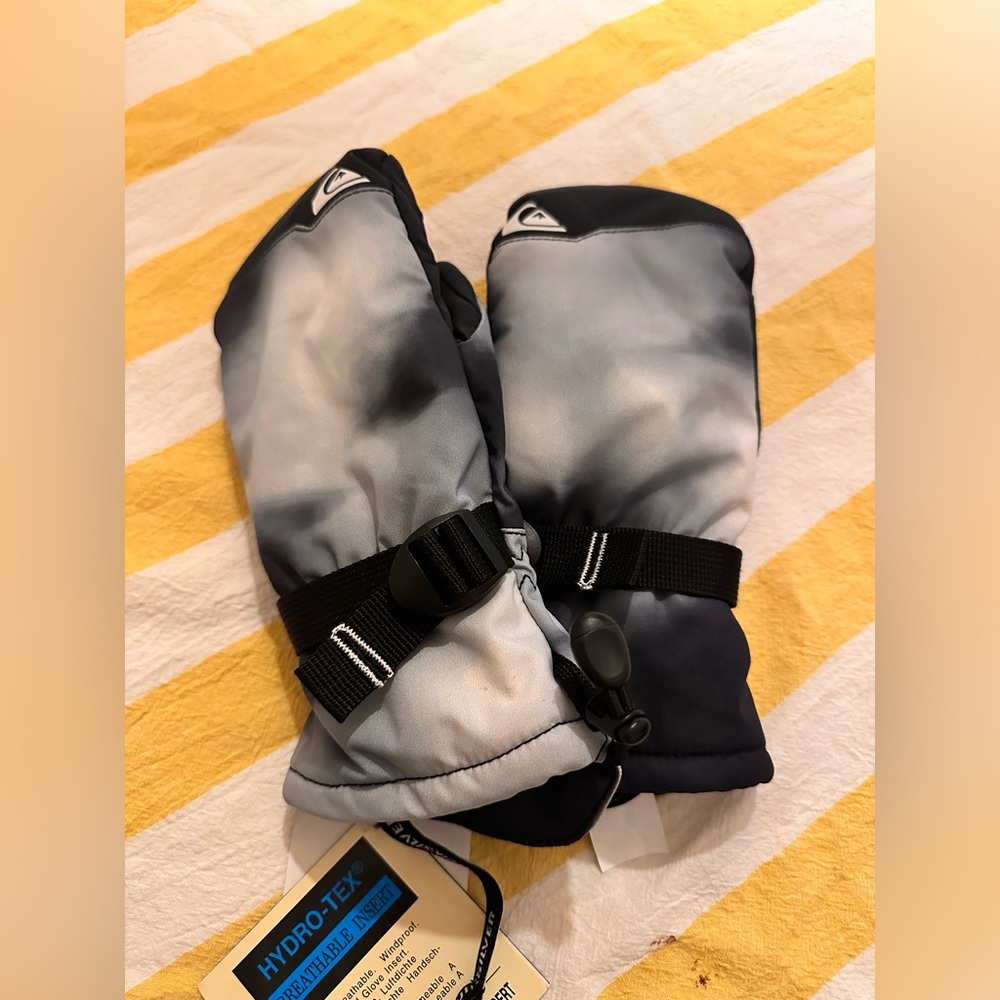 NWT QUICKSILVER YOUTH MITTENS US SIZE M